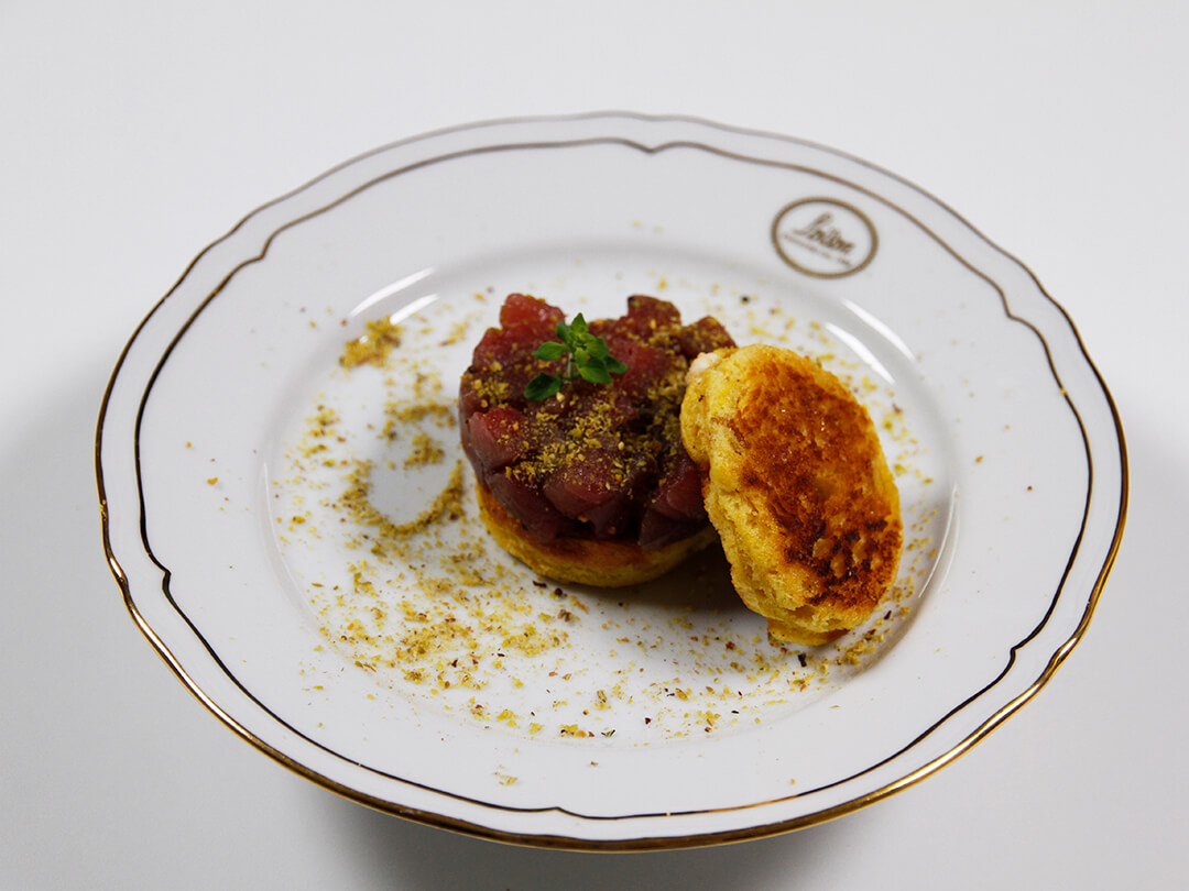 Red tuna tartare with Veneziana crispy wafer - Insolito Panettone