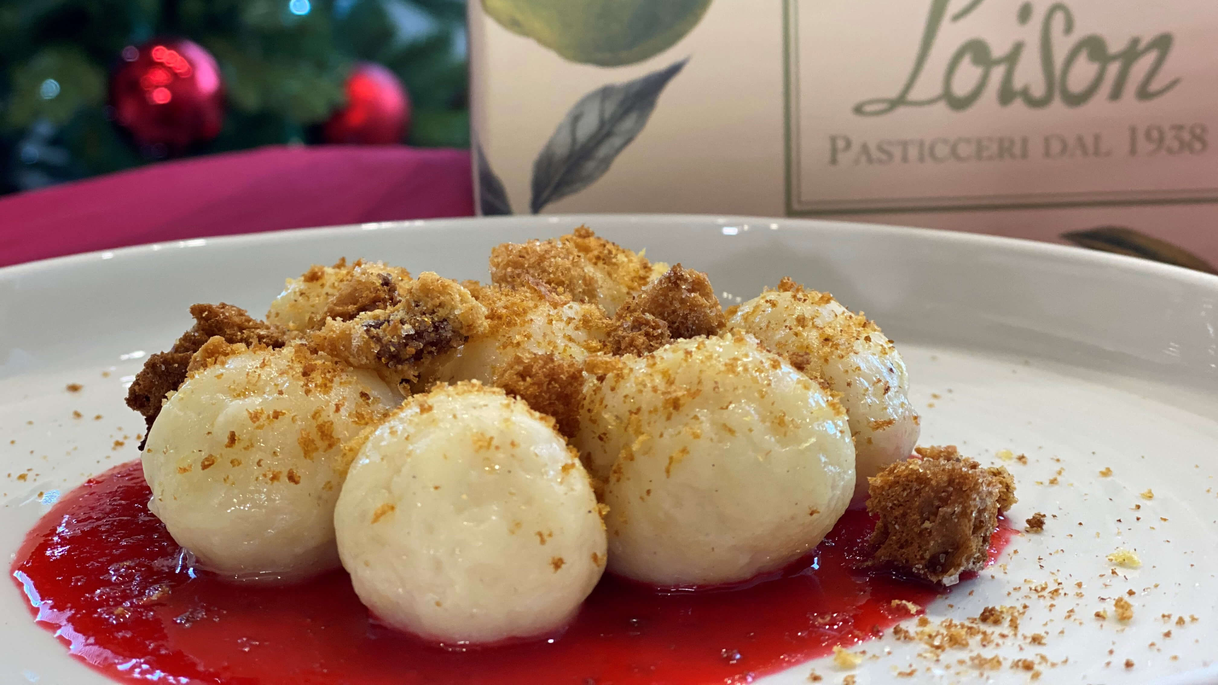 Sweet gnocchi with ricotta, raspberries, and panettone crumbles - Insolito Panettone