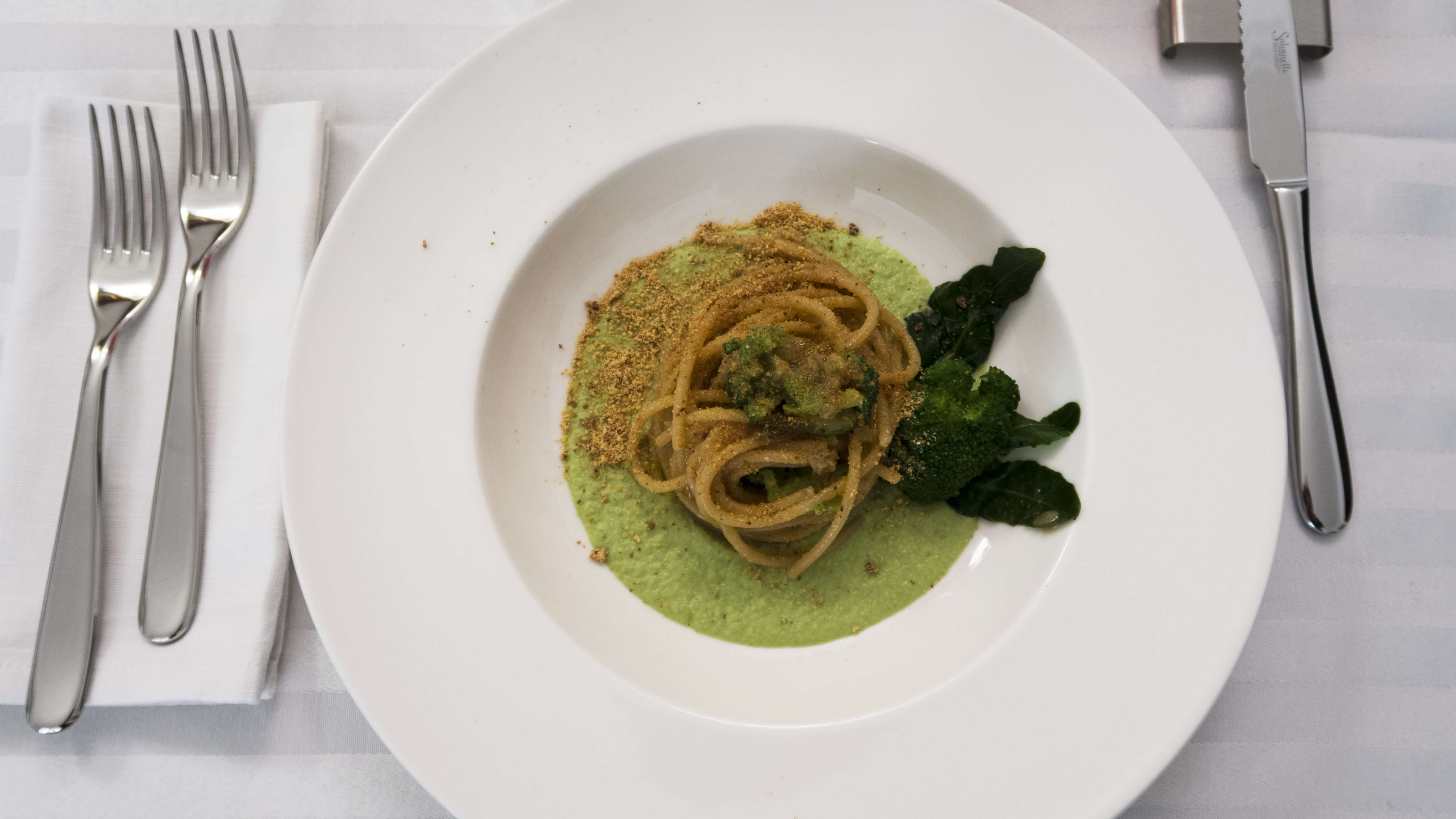 Spaghetti with broccoli and Panettone Powder - Insolito Panettone