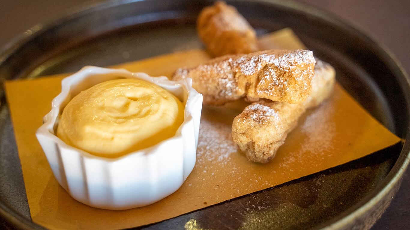 Fried Panettone with eggnog foam: a delicious zero-waste dessert - Insolito Panettone